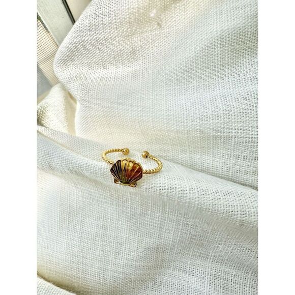Under the sea clamshell adjustable ring ￼ - Picture 2 of 2